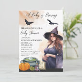 Halloween ist ein Baby, das Hexenwasser braut Einladung (Stehend Vorderseite)