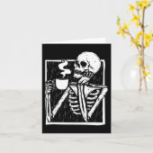 Halloween-Kaffeetrinken Skelettschädel Karte (Gelbe Blume)