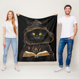 Halloween-Katze liest Liste der Anatomie-Zauber vo Fleecedecke