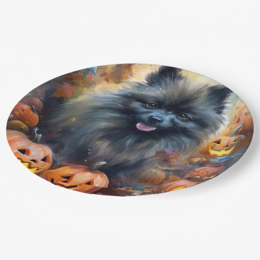 Halloween Keeshond mit Pumpkins Beängstigend Pappteller (Schrägansicht)