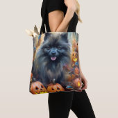 Halloween Keeshond mit Pumpkins Beängstigend Tasche (Von Nahem)