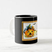 Halloween Kitty sitzt in der Kürbislaterne Zweifarbige Tasse (Vorderseite Links)