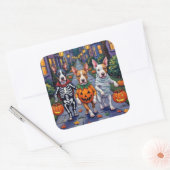 Halloween-Kostüme von Bull Terrier Trick oder Trea Quadratischer Aufkleber (Umschlag)