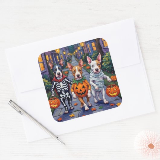 Halloween-Kostüme von Bull Terrier Trick oder Trea Quadratischer Aufkleber (Umschlag)