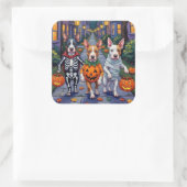 Halloween-Kostüme von Bull Terrier Trick oder Trea Quadratischer Aufkleber (Tasche)