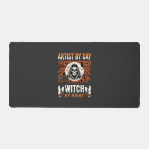 Halloween-Künstler bei Tag, Hexe bei Nacht Design Schreibtischunterlage