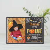 Halloween Kürbis 4. Geburtstag Party Foto Einladung (Stehend Vorderseite)