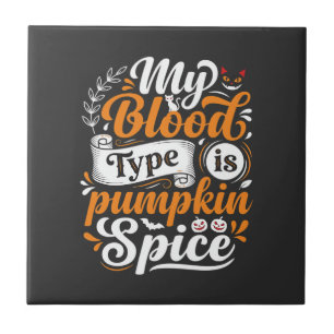 Halloween-Kürbis-Gewürz-Blutgruppe Retro-Typograph Fliese