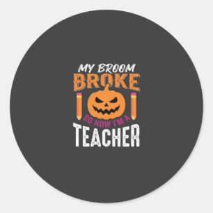 Halloween-Lehrer-Besen-Zerbrochener-Kürbis-Design Runder Aufkleber