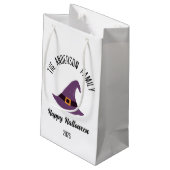 Halloween Lila Hexenhut Personalisierter Name Kleine Geschenktüte (Rückseite Schrägansicht)