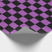 Halloween Lila und Schwarzes Karo Muster Geschenkpapier (Ecke)