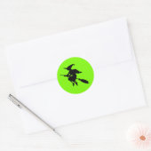Halloween, Lime Green und Black Flying Hexe Runder Aufkleber (Umschlag)