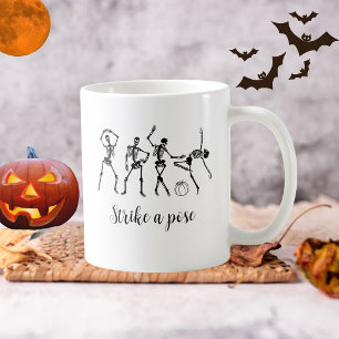 Halloween Lustige Tanzskelette Schlagen eine Pose Kaffeetasse