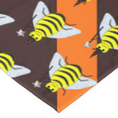 Halloween Magic Bee Hexe Orange und Schwarze Strei Tischdecke (Schrägansicht)
