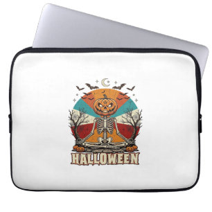 Halloween meditierender Kürbisskelett Retro-Sonne  Laptopschutzhülle