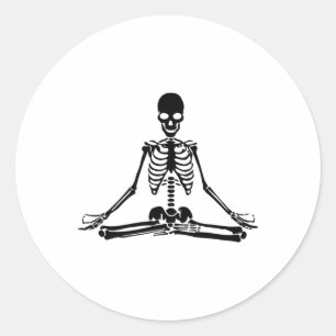 Halloween meditierendes Skelett-Yoga  Runder Aufkleber