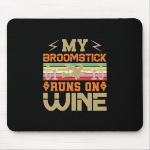 Halloween Mein Besenstiel läuft mit Wein Geburtsta Mousepad