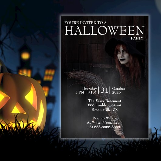 Halloween Moderne Gothic-Hexe-Besen Dunkle Scheune Einladung