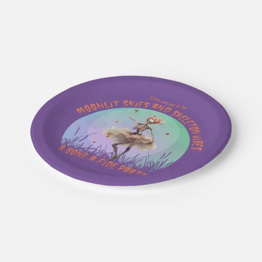 Halloween Moonlit Skies and Skeleton Vibes Pappteller (Schrägansicht)