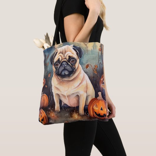 Halloween-Mops mit Pumpkins Beängstigend Tasche (Von Nahem)