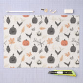 Halloween-Muster mit Kürbissen und Vögeln. Seidenpapier (Handwerk)