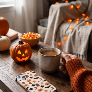 Halloween-Muster mit süßen Geistern und Kürbissen iPhone 15 Hülle
