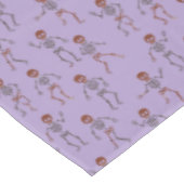 Halloween-Muster tanzender Skelette Tischdecke (Schrägansicht)