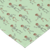 Halloween-Muster tanzender Skelette Tischdecke (Schrägansicht)