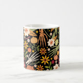 Halloween nahtloses Muster mit Knochen und Blumen Kaffeetasse (Mittel)