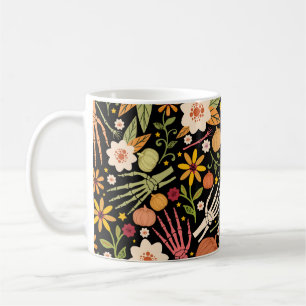 Halloween nahtloses Muster mit Knochen und Blumen  Kaffeetasse
