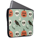 Halloween nahtloses Muster mit Raben, Schädeln und Laptopschutzhülle (Vorne Rechts)