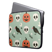 Halloween nahtloses Muster mit Raben, Schädeln und Laptopschutzhülle (Vorderseite Links)
