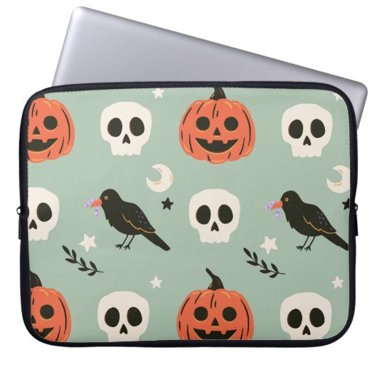 Halloween nahtloses Muster mit Raben, Schädeln und Laptopschutzhülle (Vorderseite)