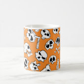 Halloween nahtloses Muster mit Schädel und Knochen Kaffeetasse (Mittel)