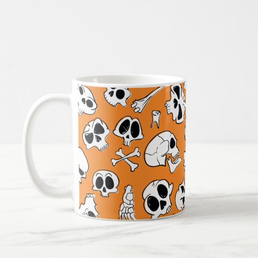 Halloween nahtloses Muster mit Schädel und Knochen Kaffeetasse (Links)