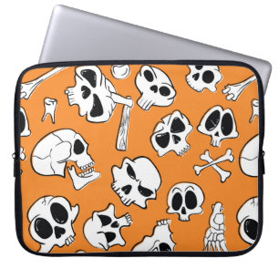 Halloween nahtloses Muster mit Schädel und Knochen Laptopschutzhülle