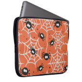 Halloween nahtloses Muster mit Spinnen und Web. Laptopschutzhülle (Vorne Rechts)