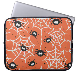Halloween nahtloses Muster mit Spinnen und Web. Laptopschutzhülle