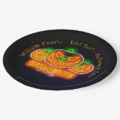 Halloween Name Jahr 20xx Neon Glow Look Pumpkin 9" Pappteller (Schrägansicht)
