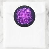 Halloween Neon Glow Look Lila Trick Leckerei Party Runder Aufkleber (Tasche)