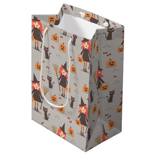Halloween Niedliche Hexe, Kürbis, Schwarze Katze Mittlere Geschenktüte (Vorderseite Schrägansicht)
