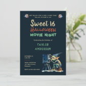 Halloween Night Gremlin Charakter Sweet 16 Einladung (Stehend Vorderseite)