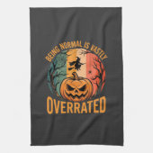 Halloween Normal zu sein ist weit überbewertet Hex Geschirrtuch (Vertikal)