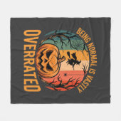 Halloween Normal zu sein ist weit unterschätzt Hex Fleecedecke (Vorderseite (Horizontal))