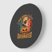 Halloween Normal zu sein ist weit unterschätzt Hex Große Wanduhr (Winkel)