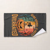 Halloween Normal zu sein ist weit unterschätzt Hex Handtuch (Handtuch)