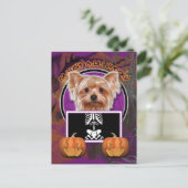 Halloween - Nur ein kleiner Spooky - Yorkie Postkarte (Stehend Vorderseite)