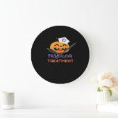 Halloween Nurse Trick oder Treatment Classic T - S Große Wanduhr (Zuhause)