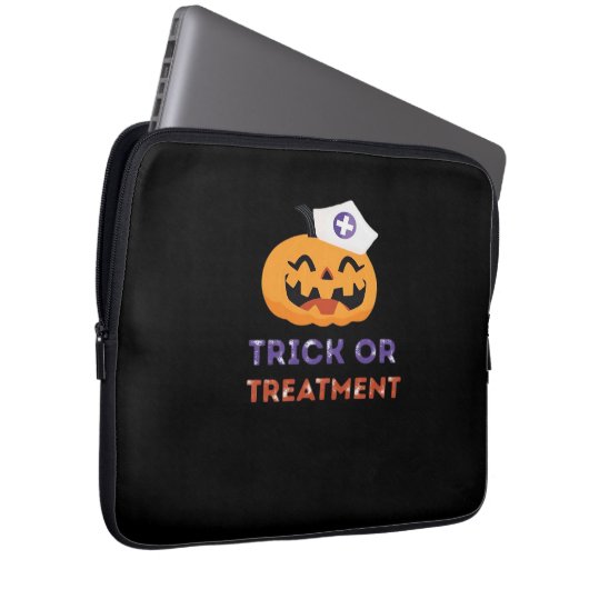Halloween Nurse Trick oder Treatment Classic T - S Laptopschutzhülle (Vorne Rechts)