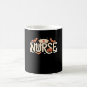 Halloween Nurse Typography � Spooky Medical Design Kaffeetasse (Mittel)